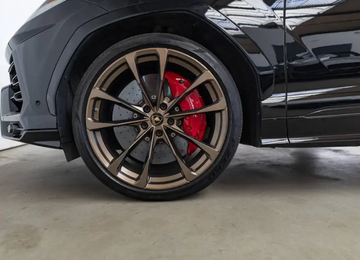 Lamborghini Urus 4.0 V8 BiTurbo.   Prezzo 225.000