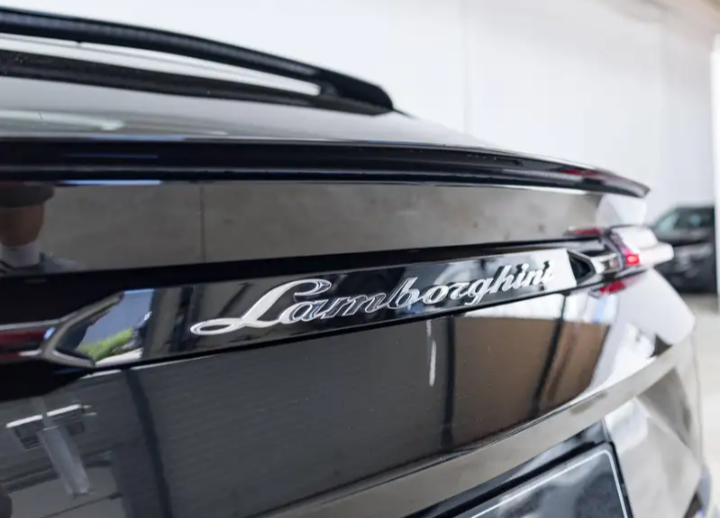 Lamborghini Urus 4.0 V8 BiTurbo.   Prezzo 225.000