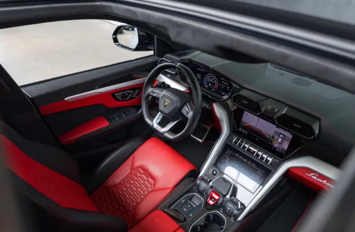 Lamborghini Urus 4.0 V8 BiTurbo.   Prezzo 225.000