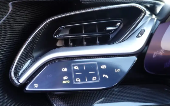 Ferrari SF90 Spider – Configurazione Full Optional – Nero
Prezzo: € 590.000