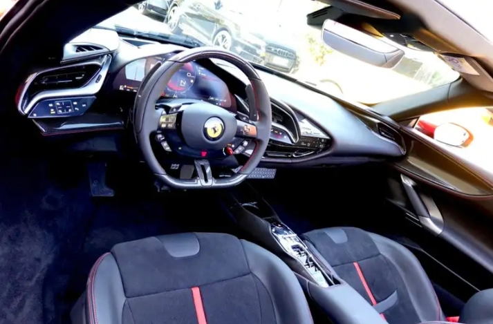 Ferrari SF90 Spider – Configurazione Full Optional – Nero
Prezzo: € 590.000