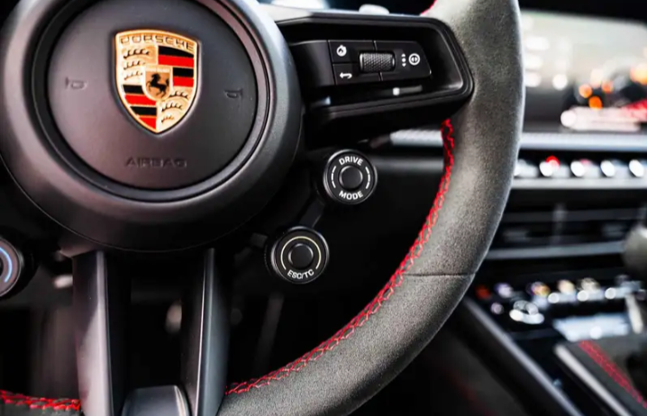Porsche 911 GT3 RS Clubsport (992) – Indian Red – Signed by W.R.

🇩🇪 Porsche Approved | Unico Proprietario | Configurazione Esclusiva.                       Prezzo 329.000€